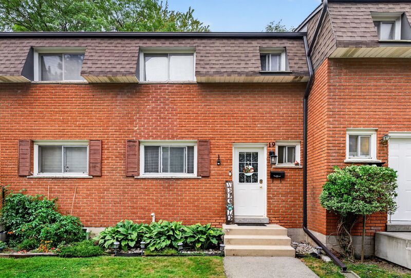 CONVENIENTLY LOCATED 2 STOREY TOWNHOME ON HAMILTON MOUNTAIN!